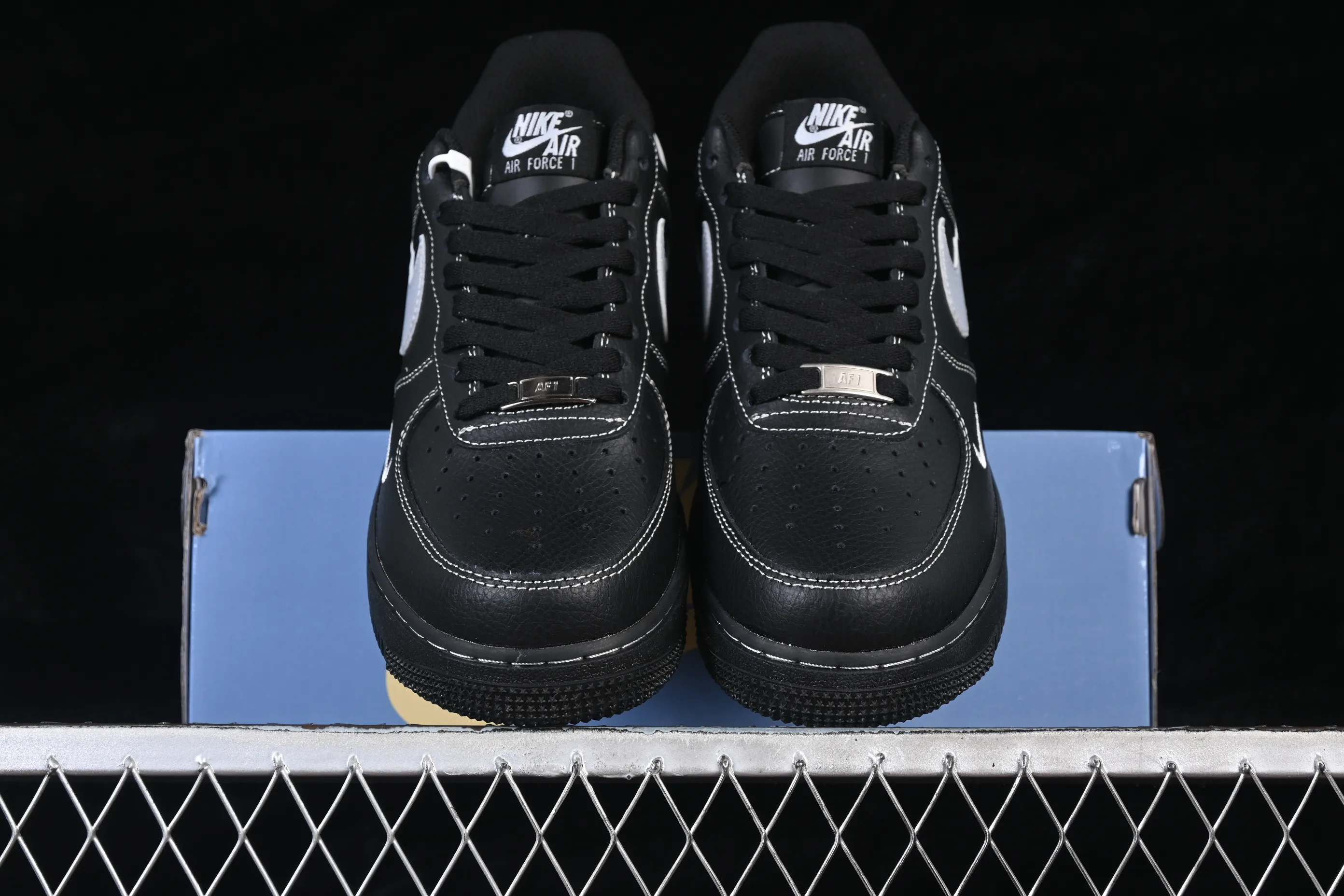 All categories Nk Air Force 1 Air Force series Nk Air Force 1 Low Air Force low-top Nike Air Force 1'07 Low black and silver small hook Air Force 1 low-top casual sneakers ZH0316-154